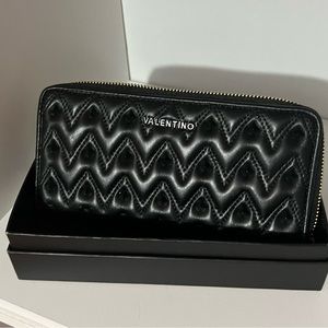 AUTHENTIC Valentino Black Quilted Leather Large Luisa Victory Zip Around Wallet